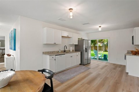House in New Smyrna Beach, Florida 3 bedrooms, 147.16 sq.m. № 2427295 - photo 8