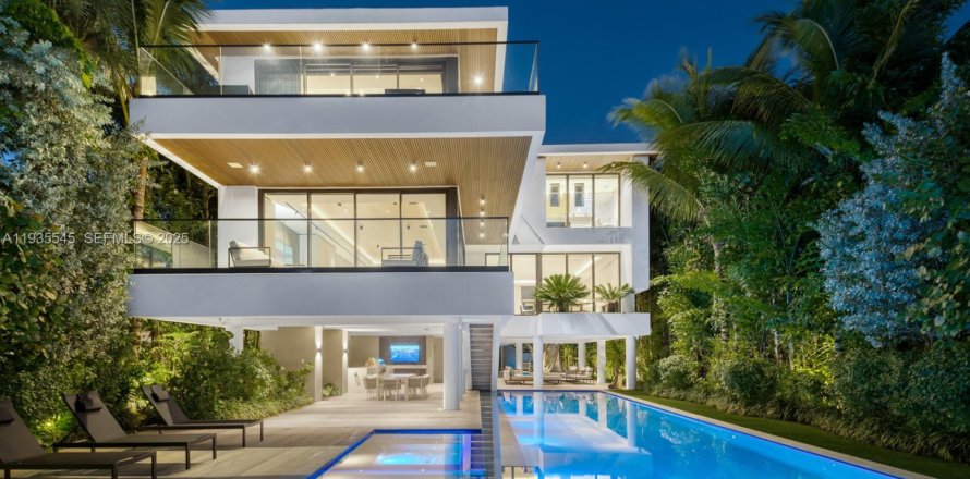 Casa en Miami Beach, Florida 6 dormitorios, 483.09 m2 № 2152551
