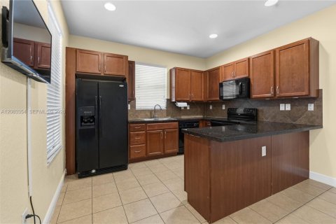 Touwnhouse à louer à Pembroke Pines, Floride: 3 chambres, 154.22 m2 № 2346860 - photo 7