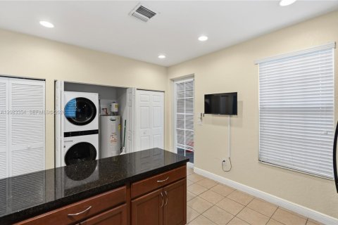 Touwnhouse à louer à Pembroke Pines, Floride: 3 chambres, 154.22 m2 № 2346860 - photo 9