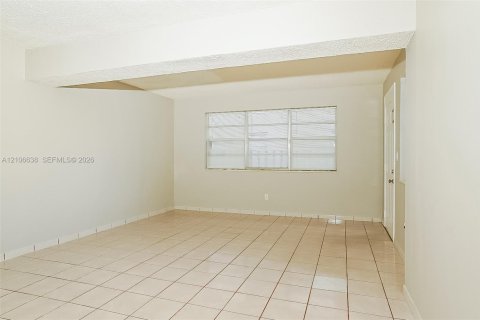 Villa ou maison à louer à North Miami Beach, Floride: 2 chambres, 205.22 m2 № 2419505 - photo 13