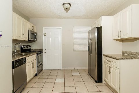 Villa ou maison à louer à North Miami Beach, Floride: 2 chambres, 205.22 m2 № 2419505 - photo 8