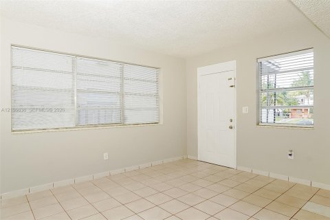 Villa ou maison à louer à North Miami Beach, Floride: 2 chambres, 205.22 m2 № 2419505 - photo 5