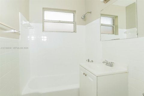 Villa ou maison à louer à North Miami Beach, Floride: 2 chambres, 205.22 m2 № 2419505 - photo 14
