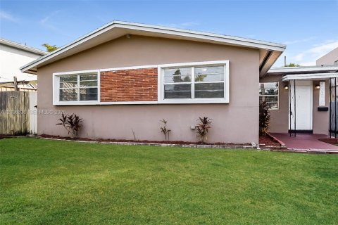 Villa ou maison à North Miami Beach, Floride 2 chambres, 205.22 m2 № 2419505