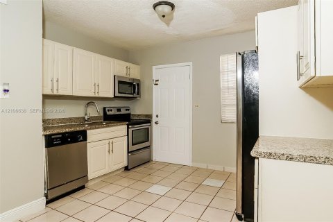 Villa ou maison à louer à North Miami Beach, Floride: 2 chambres, 205.22 m2 № 2419505 - photo 6