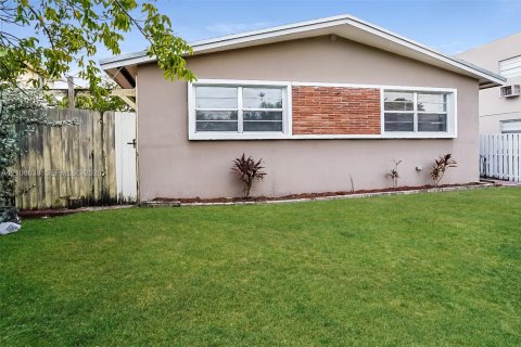 Villa ou maison à louer à North Miami Beach, Floride: 2 chambres, 205.22 m2 № 2419505 - photo 2
