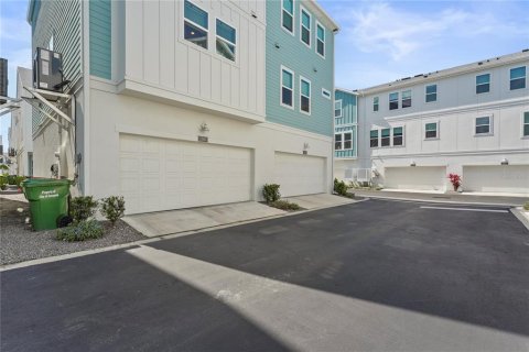 House in Sarasota, Florida 3 bedrooms, 192.31 sq.m. № 1524680 - photo 10
