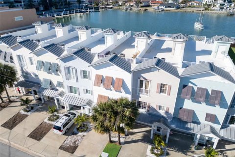 Townhouse in Clearwater, Florida 3 bedrooms, 209.12 sq.m. № 1732437 - photo 1