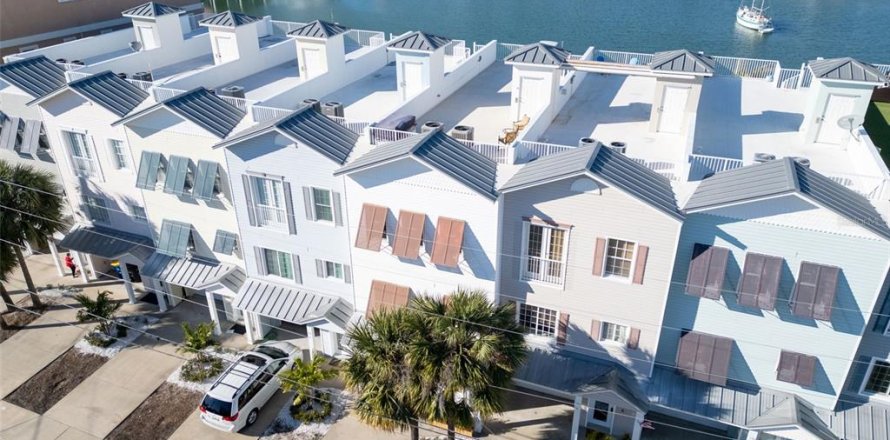 Townhouse in Clearwater, Florida 3 bedrooms, 209.12 sq.m. № 1732437
