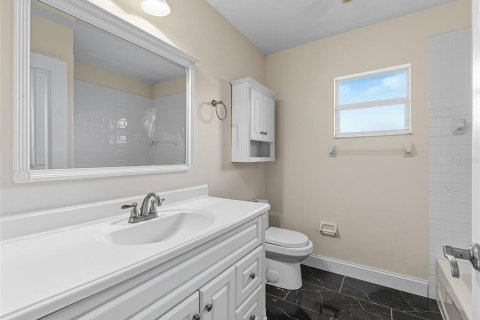 House in Bradenton, Florida 3 bedrooms, 269.79 sq.m. № 1903099 - photo 30