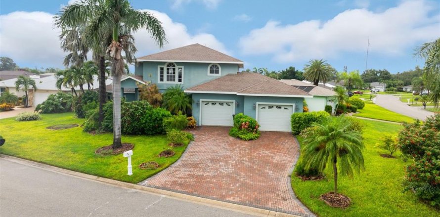 House in Bradenton, Florida 3 bedrooms, 269.79 sq.m. № 1903099
