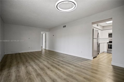 Condo in Margate, Florida, 1 bedroom  № 1988323 - photo 14