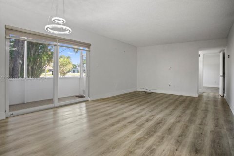 Condo in Margate, Florida, 1 bedroom  № 1988323 - photo 15