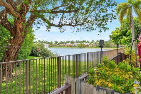 Купить таунхаус в Майами, Флорида 3 спальни, 158.86м2, № 1965557 - фото 1