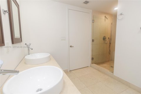 Condo in Miami, Florida, 1 bedroom  № 1999479 - photo 13