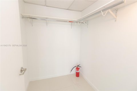 Condo in Miami, Florida, 1 bedroom  № 1999479 - photo 11