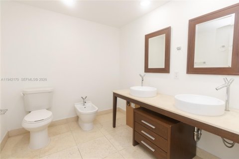 Condo in Miami, Florida, 1 bedroom  № 1999479 - photo 12