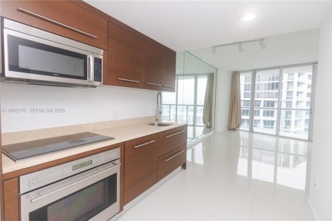Condo in Miami, Florida, 1 bedroom  № 1999479 - photo 2