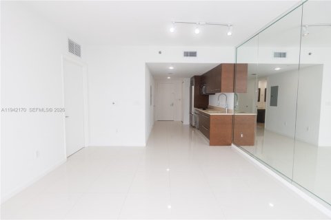 Condo in Miami, Florida, 1 bedroom  № 1999479 - photo 5