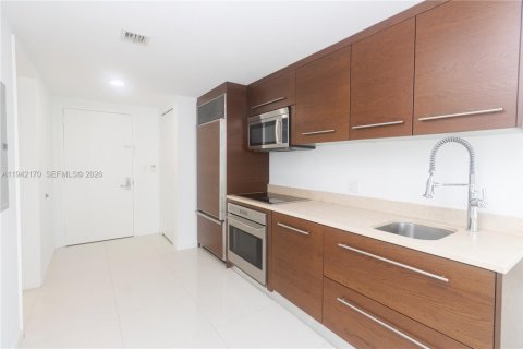 Condo in Miami, Florida, 1 bedroom  № 1999479 - photo 4