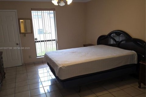 Снять в аренду виллу или дом в Халландейл-Бич, Флорида 197.97м2, № 1988227 - фото 1