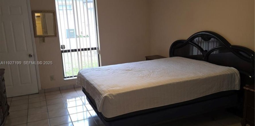 Студия в Халландейл-Бич, Флорида № 1988227