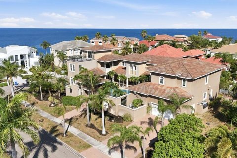 House in Apollo Beach, Florida 5 bedrooms, 662.21 sq.m. № 2278090
