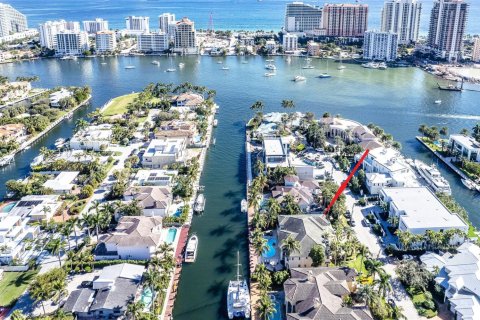 Villa ou maison à louer à Fort Lauderdale, Floride: 7 chambres, 585.38 m2 № 966145 - photo 1