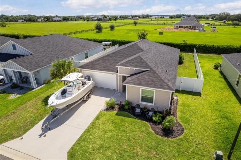 House in FREEDOM CROSSINGS PRESERVE

 in Ocala, Florida 4 bedrooms, 185.8 sq.m. № 1829779 - photo 1