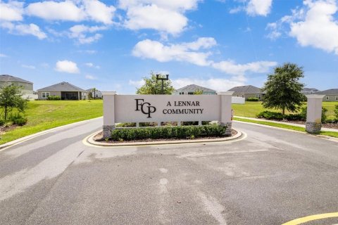 House in FREEDOM CROSSINGS PRESERVE

 in Ocala, Florida 4 bedrooms, 185.8 sq.m. № 1829779 - photo 5