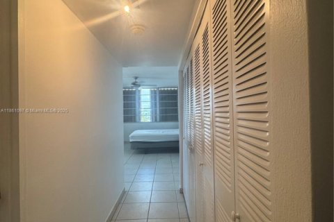 Copropriété à louer à North Bay Village, Floride: 2 chambres, 125.98 m2 № 1889321 - photo 13