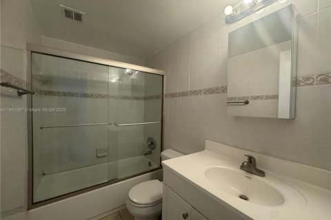 Copropriété à louer à North Bay Village, Floride: 2 chambres, 125.98 m2 № 1889321 - photo 19
