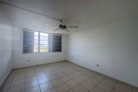 Copropriété à louer à North Bay Village, Floride: 2 chambres, 125.98 m2 № 1889321 - photo 16
