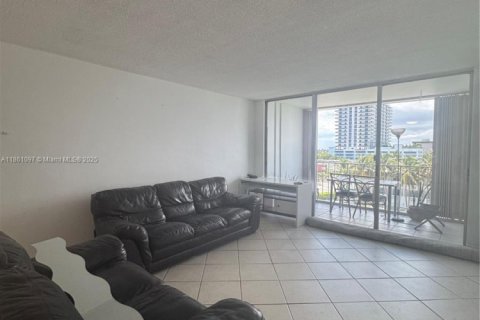 Copropriété à louer à North Bay Village, Floride: 2 chambres, 125.98 m2 № 1889321 - photo 4