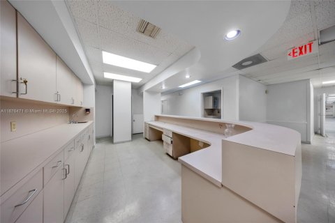 Propiedad comercial en venta en Miami, Florida № 2013086 - foto 9