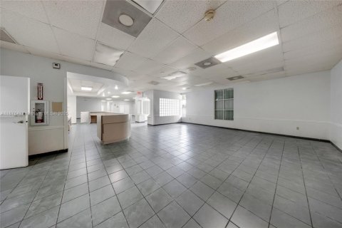 Propiedad comercial en venta en Miami, Florida № 2013086 - foto 28