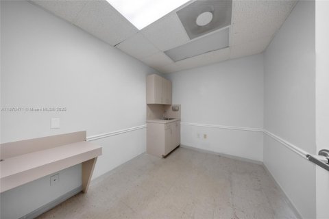 Propiedad comercial en venta en Miami, Florida № 2013086 - foto 20