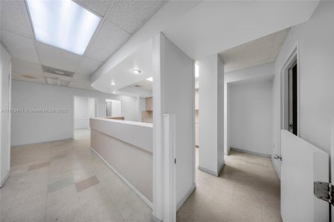 Propiedad comercial en venta en Miami, Florida № 2013086 - foto 11