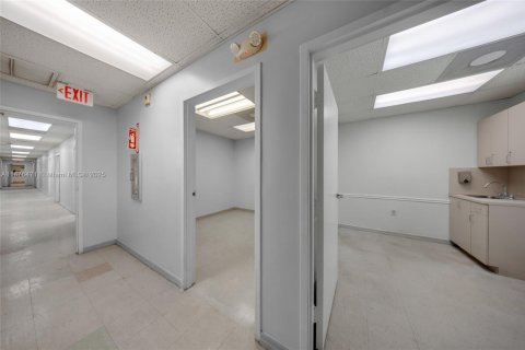 Propiedad comercial en venta en Miami, Florida № 2013086 - foto 6