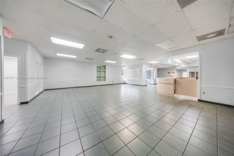 Propiedad comercial en venta en Miami, Florida № 2013086 - foto 23