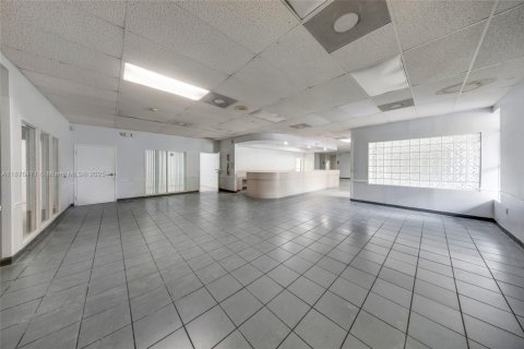Propiedad comercial en venta en Miami, Florida № 2013086 - foto 27