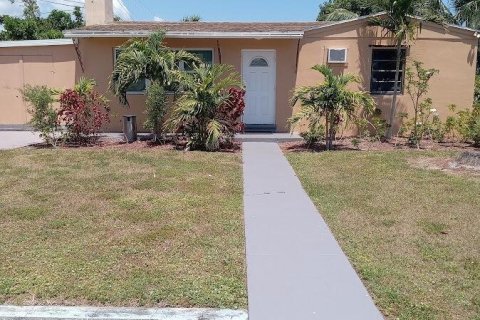 House in West Palm Beach, Florida 3 bedrooms, 86.96 sq.m. № 1145889 - photo 1