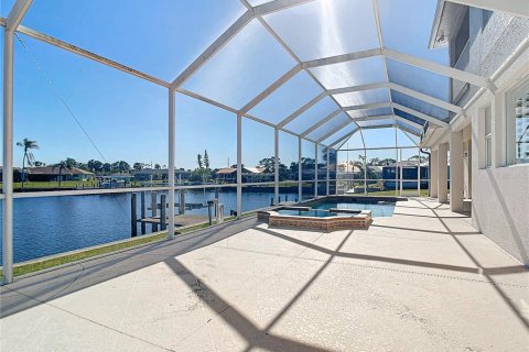 House in Port Charlotte, Florida 5 bedrooms, 320.51 sq.m. № 2423776 - photo 4