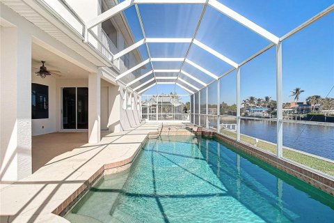 House in Port Charlotte, Florida 5 bedrooms, 320.51 sq.m. № 2423776 - photo 6