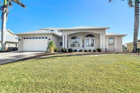 House in Port Charlotte, Florida 5 bedrooms, 320.51 sq.m. № 2423776