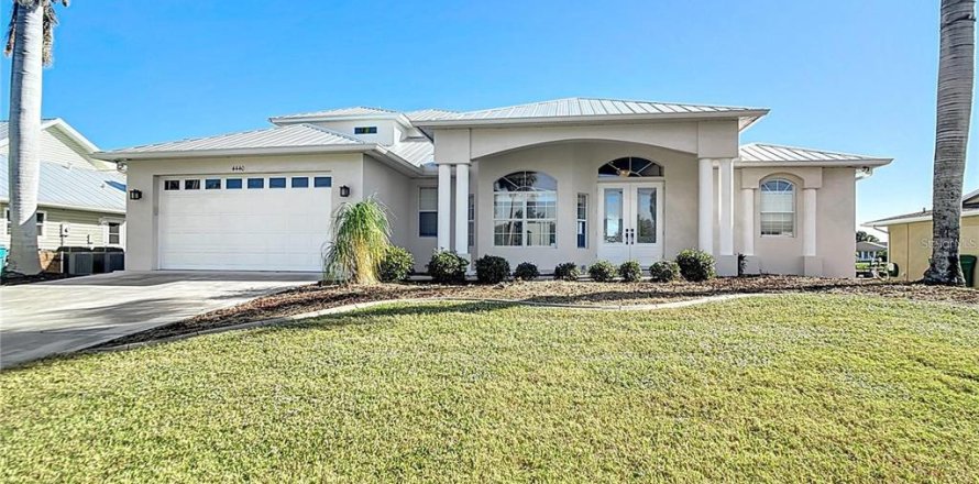 House in Port Charlotte, Florida 5 bedrooms, 320.51 sq.m. № 2423776