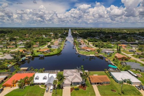 House in Port Charlotte, Florida 5 bedrooms, 320.51 sq.m. № 2423776 - photo 2