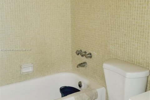 Condo in Miami, Florida, 1 bedroom  № 1954253 - photo 15