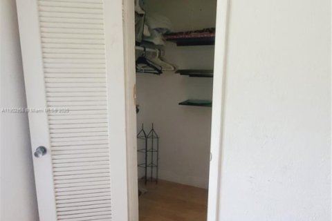 Condo in Miami, Florida, 1 bedroom  № 1954253 - photo 16